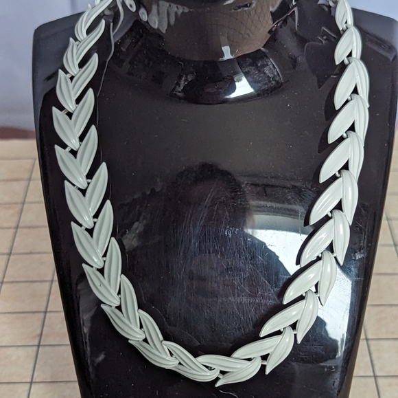 3 for $30 - 80s era vintage white link necklace - Picture 2 of 8